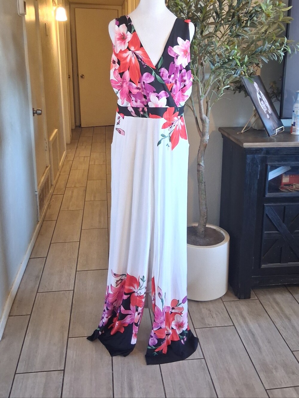 VENUS Multi Colored Floral Wide Leg Jumpsuit SzXL Vneck Tropical‎ Vacation